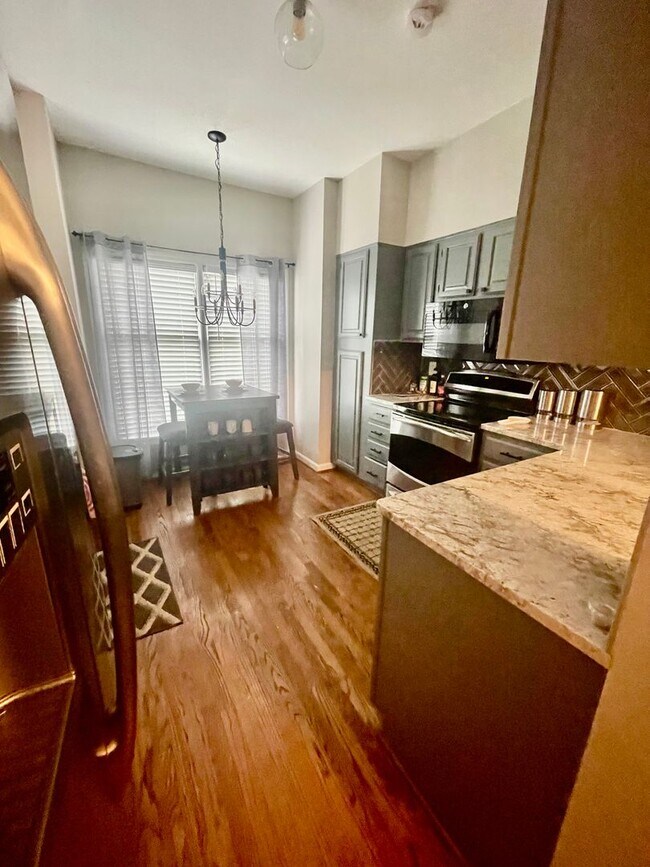Building Photo - Welcome to this stunning 3-bedroom, 2-bath...