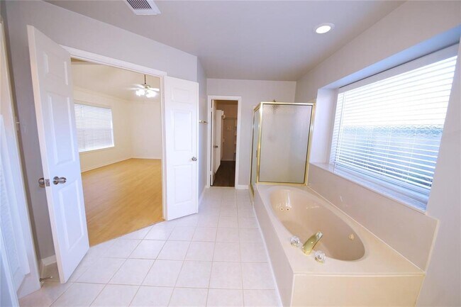 Building Photo - 14814 Forest Trails Dr