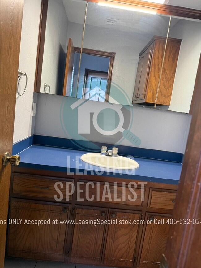 Building Photo - West Norman 2 Bed 1.5 Bath!