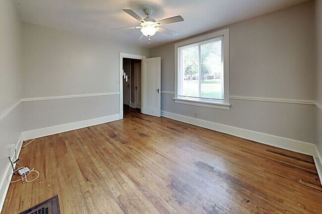 Building Photo - 2802 Eastland Ave