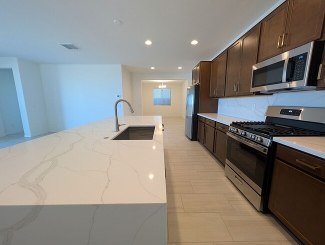 Building Photo - 4 Bedroom 3 Bathroom Home