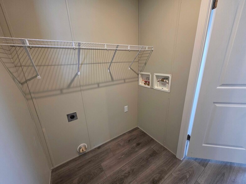 Building Photo - 4620 Hemlock Loop