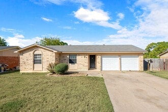 Building Photo - 3 Bedroom, 1.5 Bath Home with Spacious Layout and Large Yard