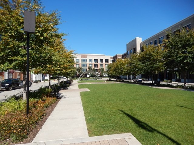 Building Photo - 850 Village Center Dr