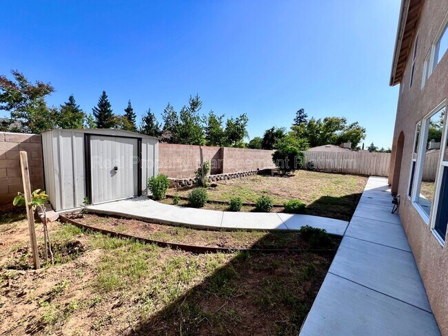 Building Photo - 5460 W Ashcroft Ave