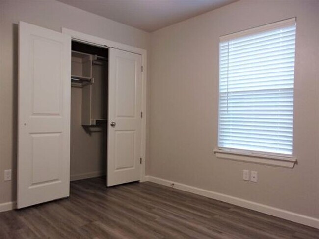 Building Photo - 3 Bed 2 Bath 2 Car Garage Duplex in Summit...