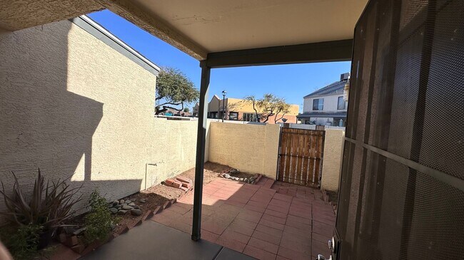 Building Photo - 2 bedroom townhome