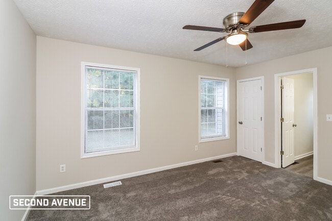 Building Photo - 400 N Hickory Ln