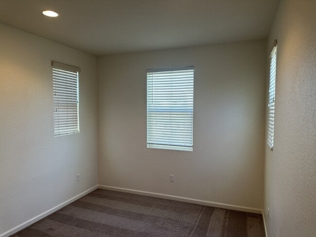 Building Photo - Gorgeous Mountain House 4 Bedroom 3 Bath Home