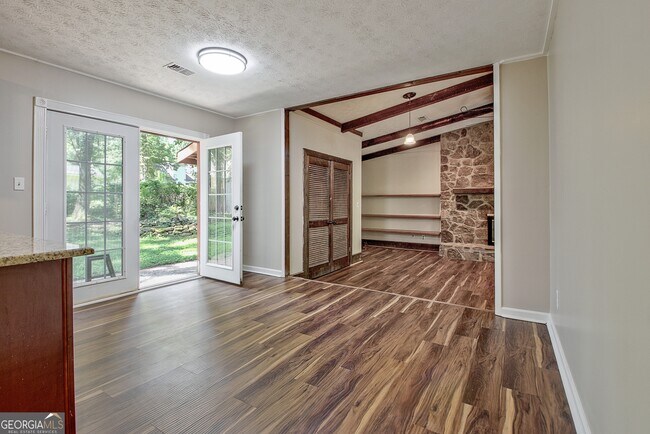 Building Photo - 11 Logwood Ln
