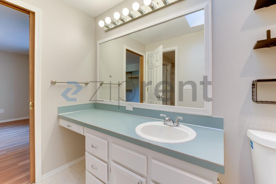 Building Photo - Unit n/a