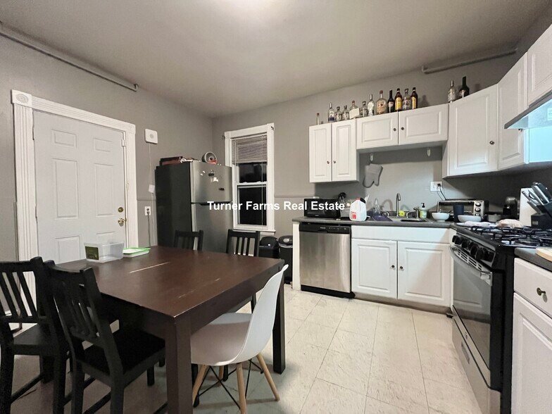 Primary Photo - 168 Hillside St