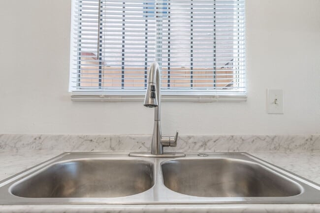 Building Photo - Downstairs unit B. One of a Kind Apartment with 2 bedrooms and 2 bathrooms with Laundry Room, Vie...