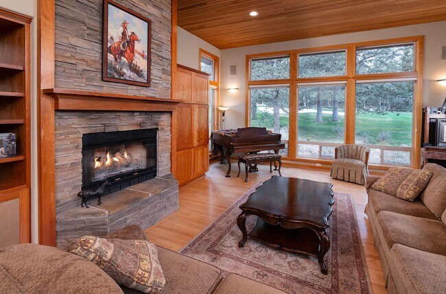 Building Photo - Gated Community in Awbrey Glen