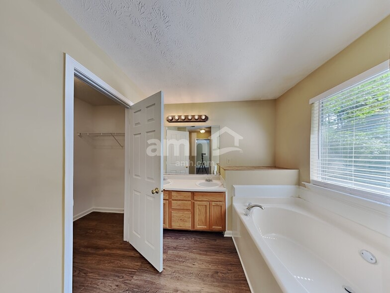 Building Photo - 1225 Stephens Pond View