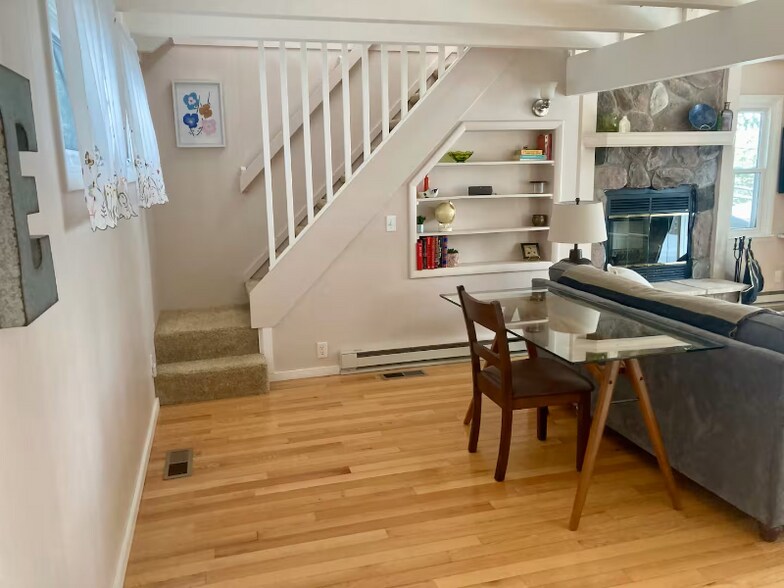 Building Photo - 542 Island View Dr