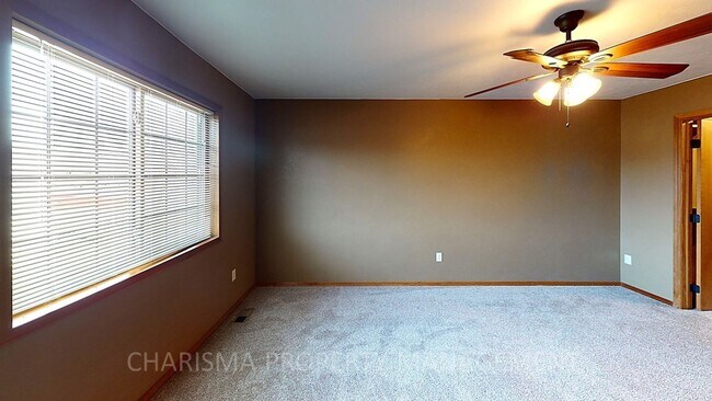 Building Photo - 3 BD, 2 BA AMENITY FILLED TOWNHOME WITH AT...