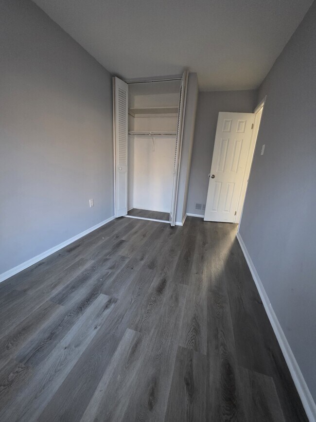 Building Photo - 122 Chelsea Cir