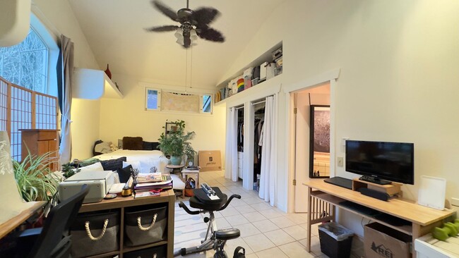 Building Photo - Lakefront One Bedroom on Westside Olympia ...