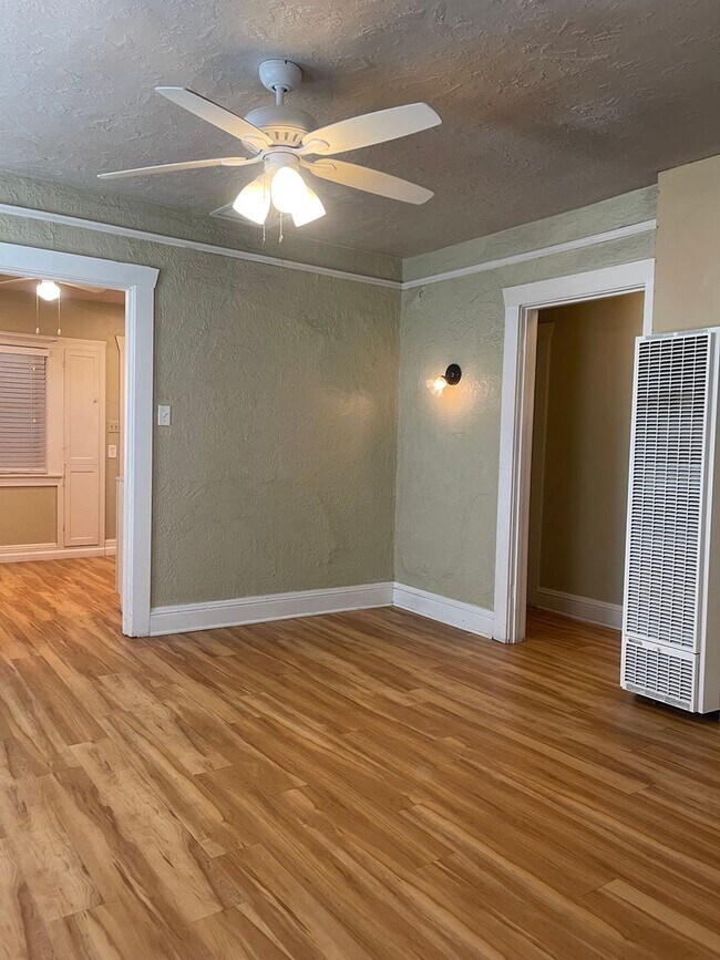 Building Photo - CHARMING 2 BED 1 BATH VICTORIAN HOME