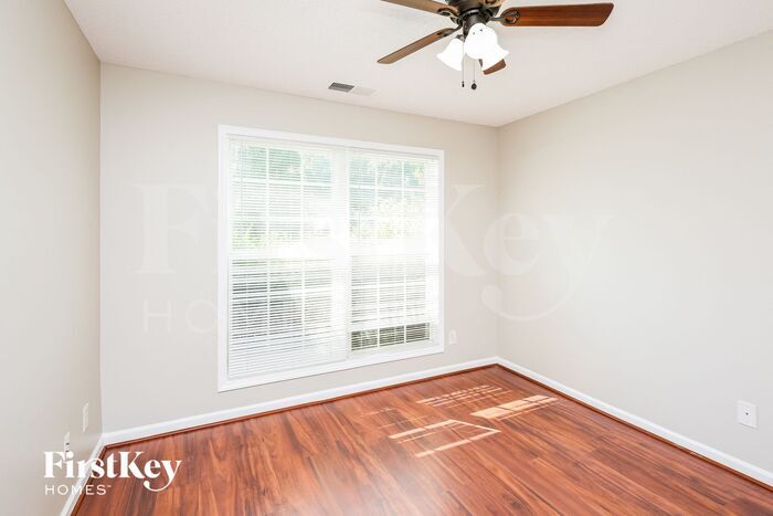Building Photo - 803 Kenwood Ln