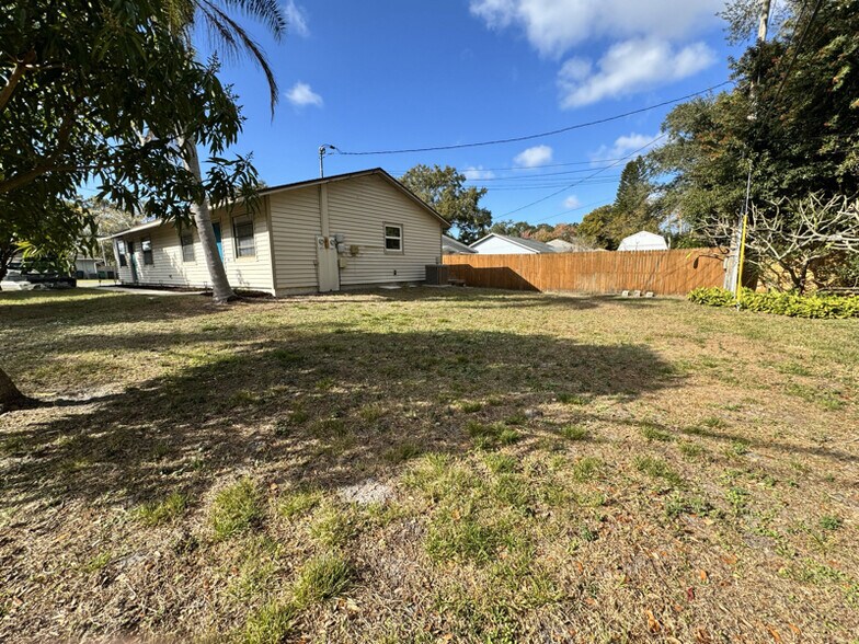 Building Photo - 2900 Shore Dr