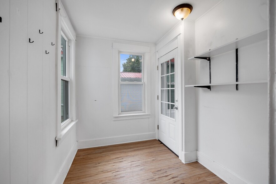 Building Photo - 253 Benton St