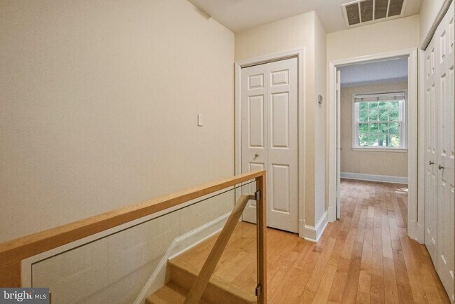 Building Photo - 3217 Sutton Pl NW