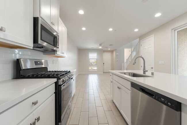 Building Photo - 3 Bedroom Townhome for Rent in Cadence Henderson | Solar Home | Master-Planned Community Near Las...