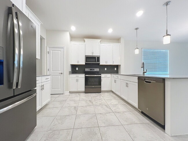 Building Photo - Spacious three-bedroom, two and a half bath home in Moss Park!