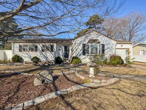 Building Photo - 3 BEDROOM HOME FOR RENT IN OAKWOOD FARMS!