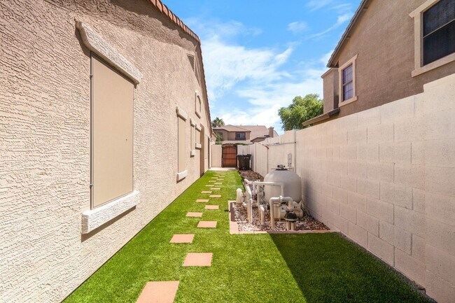 Building Photo - Gorgeous Everything you Need 4Bedroom plus Den Chandler Home!