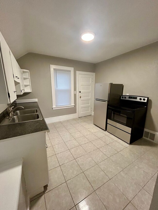 Building Photo - 906 North 6th Ave E