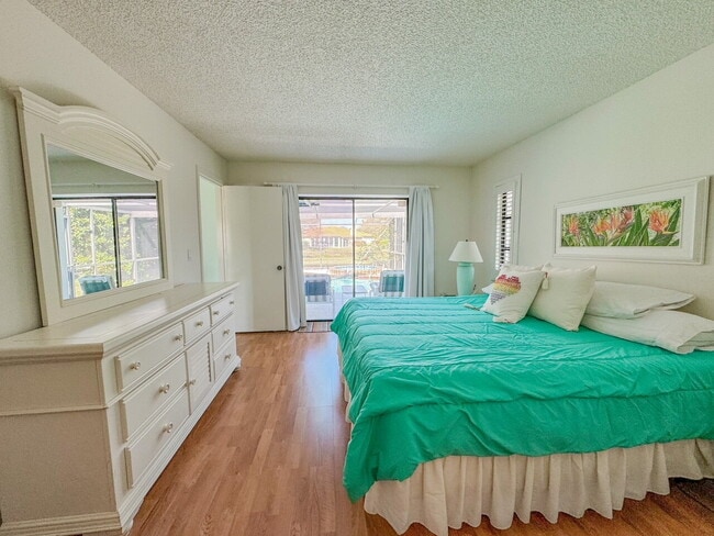 Building Photo - Gorgeous pool and spa home in central Sarasota