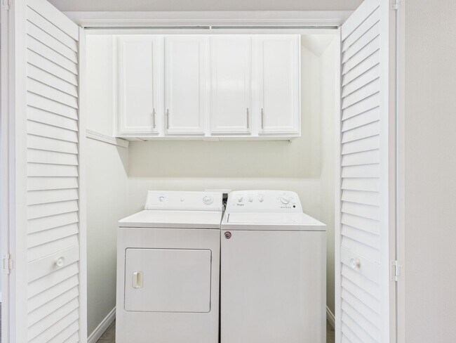 Building Photo - NEW NEW NEW remodeled -3bedroom/3bath Town...