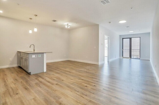 Building Photo - 502 Broadway