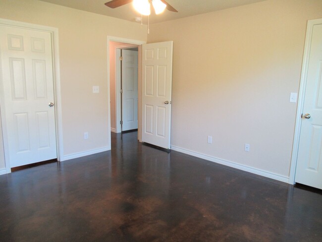 Building Photo - 905 Rosewood Dr