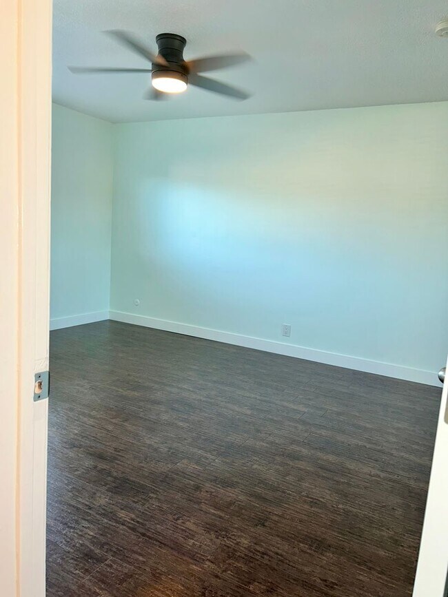 Building Photo - 1028w