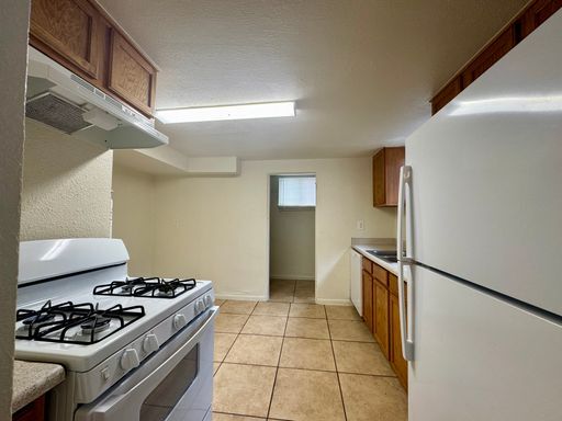 Building Photo - Large 2 Bedroom 1 Bath Unit Available NOW!!
