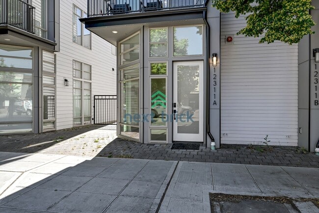 Building Photo - Modern Luxury 3 bedrooms and 2 bathrooms T...