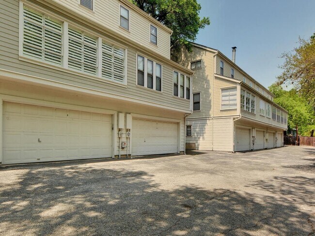 Building Photo - Beautiful town home in Downtown Austin!