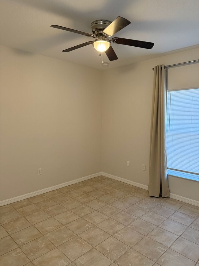 Building Photo - Awesome location and close to a park!