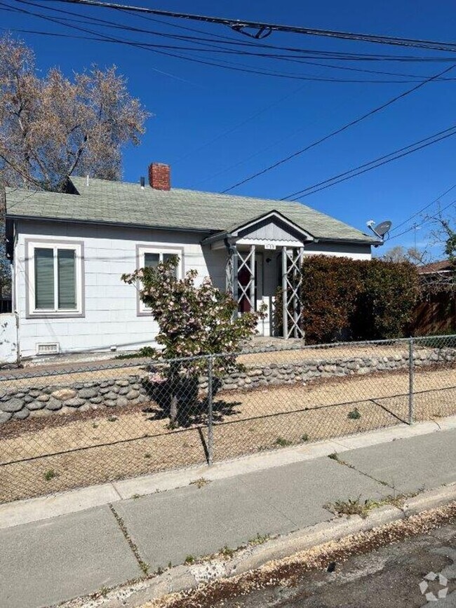 Building Photo - <b>Two Bedroom Conveniently located in Cen...