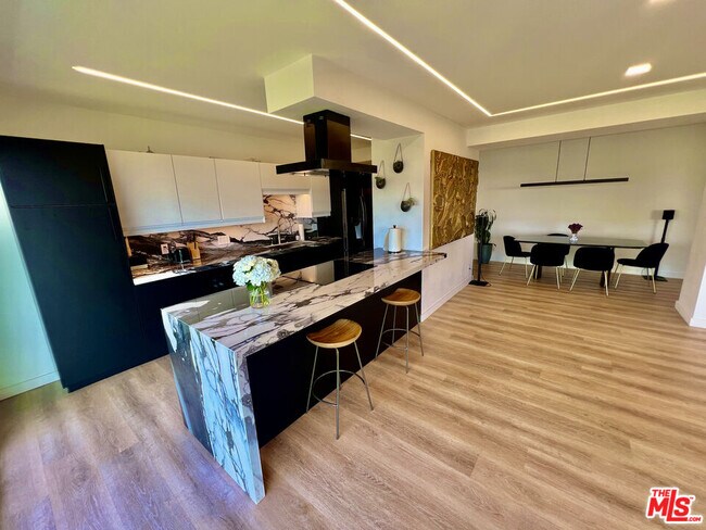 Building Photo - 838 N Doheny Dr