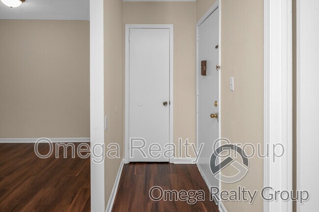 Building Photo - 425 Oakwood Ave
