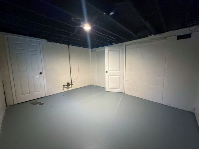 Building Photo - Move-In Ready 2BR Home w/Full Fenced In Yard + Bonus Room Basement!