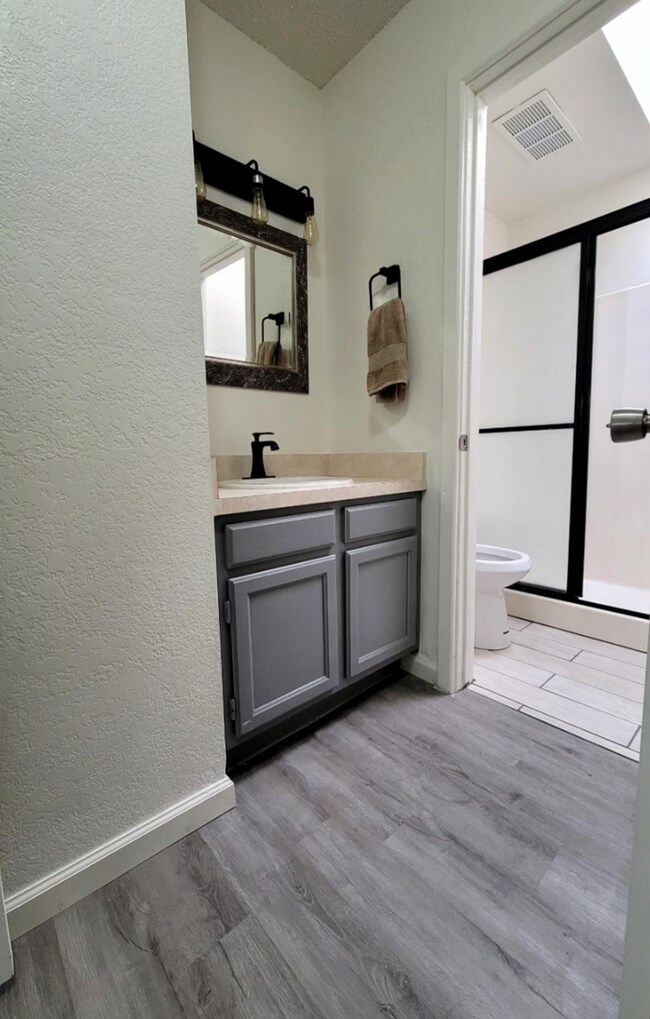 Building Photo - SPACIOUS and awesome home! Excellent floorplan!