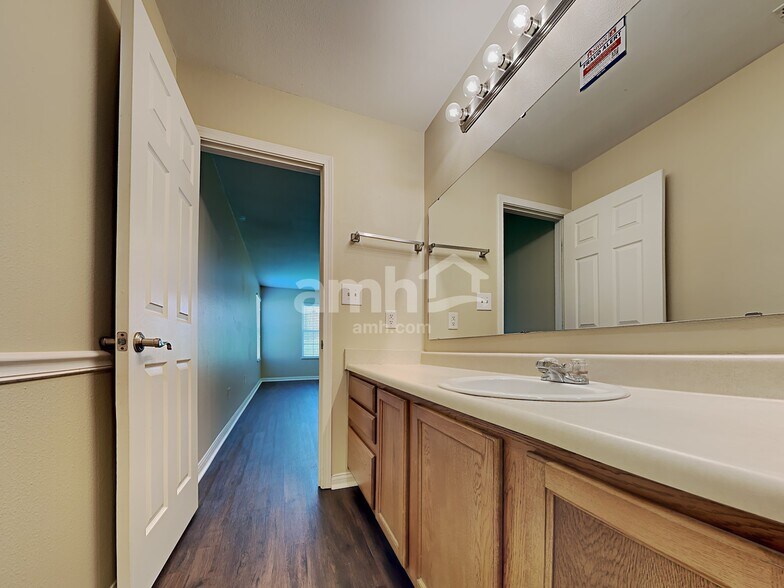 Building Photo - 1028 W Muskegon Dr