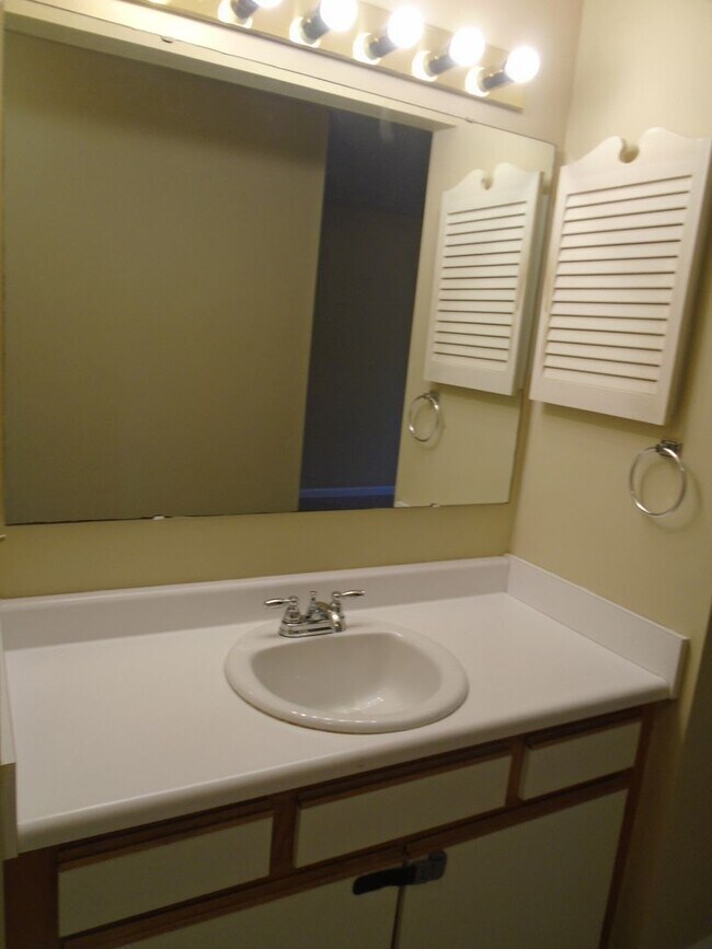 Building Photo - 2Bed / 2 Bath Condo.  Freshly painted, available NOW!!!