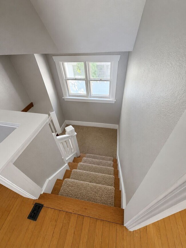 Building Photo - Beautiful home for rent in the heart of Moline